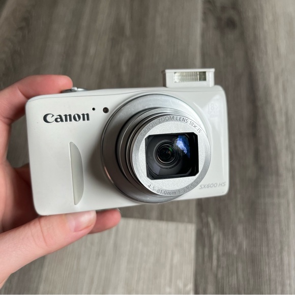 Canon Other - Canon SX600 HS Silver Lens White Camera